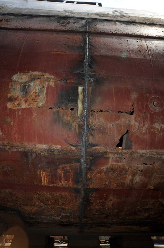 dd7 Holes and damage to hull of the Laffey.