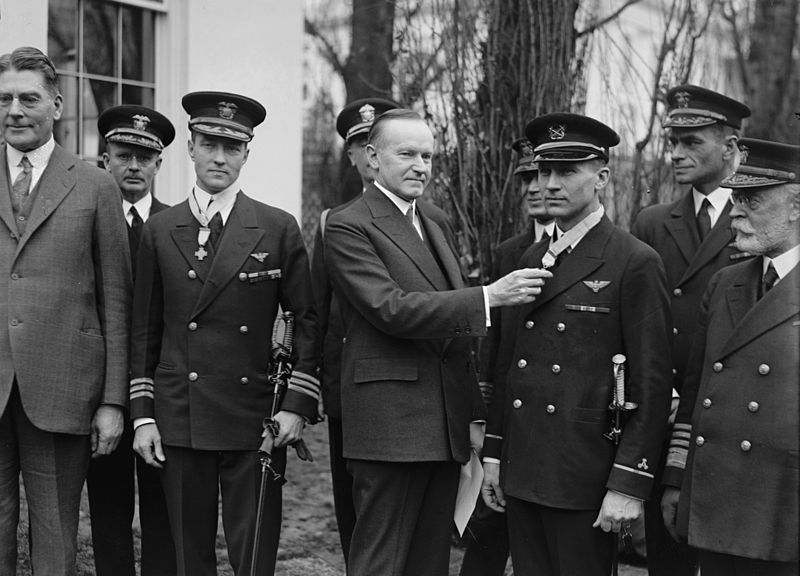 800px-Coolidge_awarding_Medal_of_Honor_to_Byrd_and_Bennett_1927