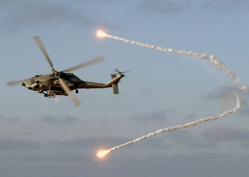 800px-US_Navy_060511-N-0119G-001_An_SH-60F_Seahawk_helicopter_assigned_to_the_Dragonslayers_of_Helicopter_Antisubmarine_Squadron_Eleven_(HS-11)_releases_flares