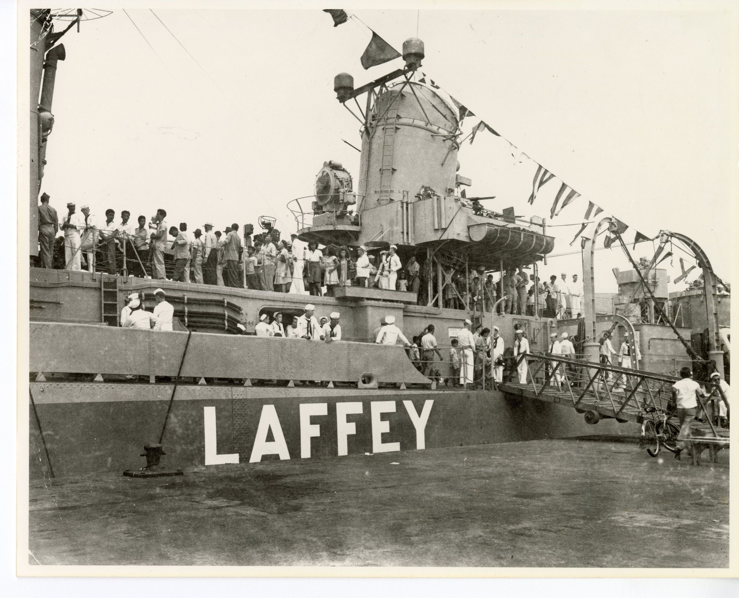 OLD USAページ Visitors Touring the Newly Repaired USS Laffey (DD-724) in Hawaii